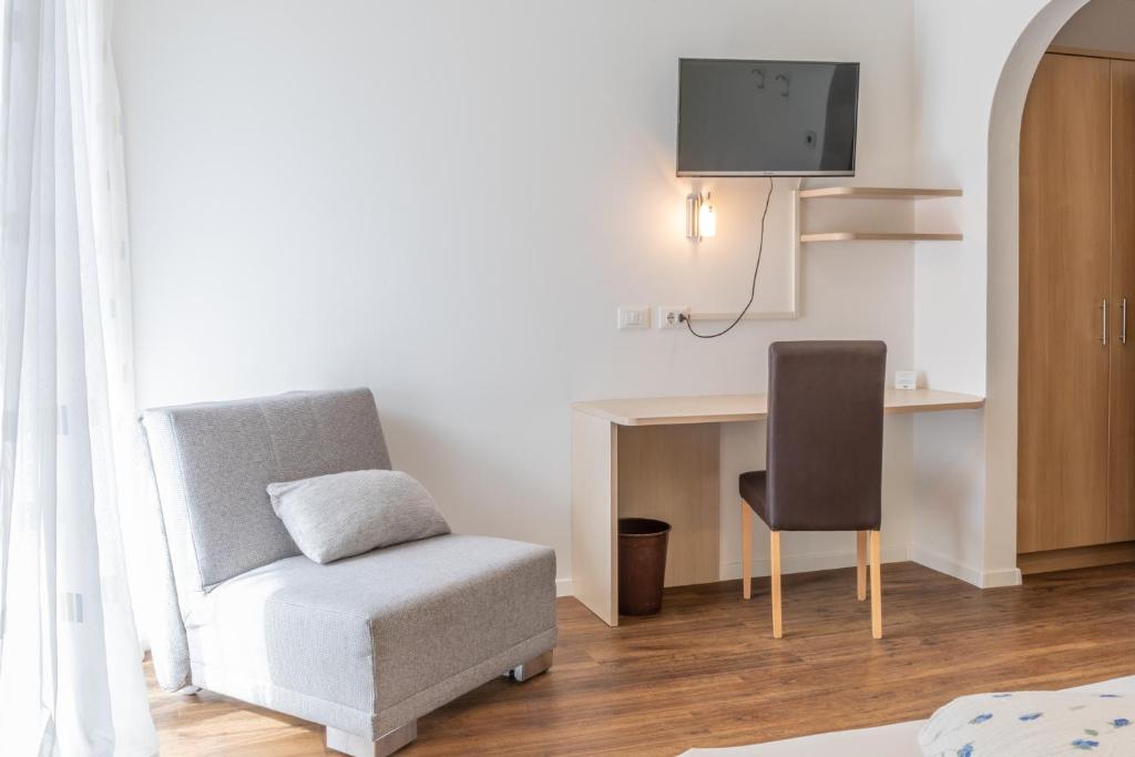 Televízia a/alebo spoločenská miestnosť v ubytovaní Garni Wieterer