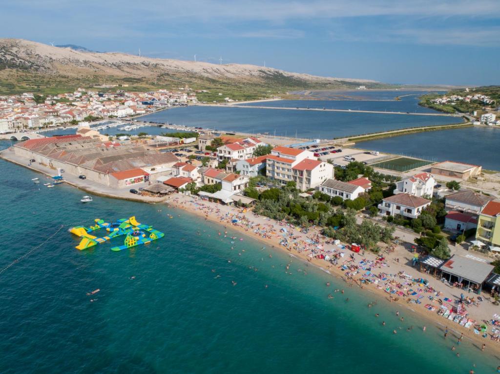 una vista aerea di una spiaggia con un gruppo di persone di Apartments Galeb Pag - Beach a Pag