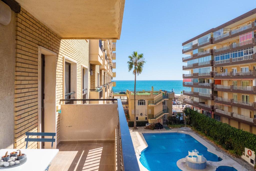 Vista de la piscina de Estupendo piso en primera línea de playa;  RONDA IV o alrededores