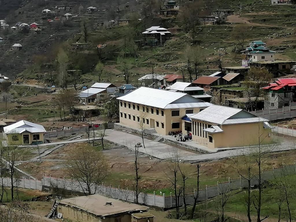 una vista aérea de un pueblo con un edificio en Neelum Valley Hotel en Shardi