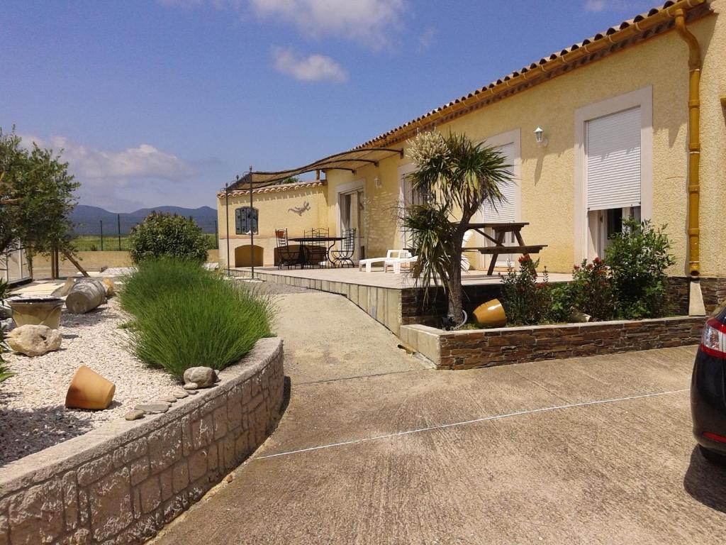 Casa con patio y entrada en VACANCES HERAULT AUTIGNAC, en Autignac