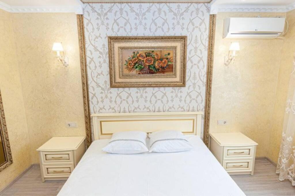 - une chambre avec un lit blanc et 2 oreillers blancs dans l'établissement Тараскова 16, Люкс, ЮЗР, à Tcherkassy