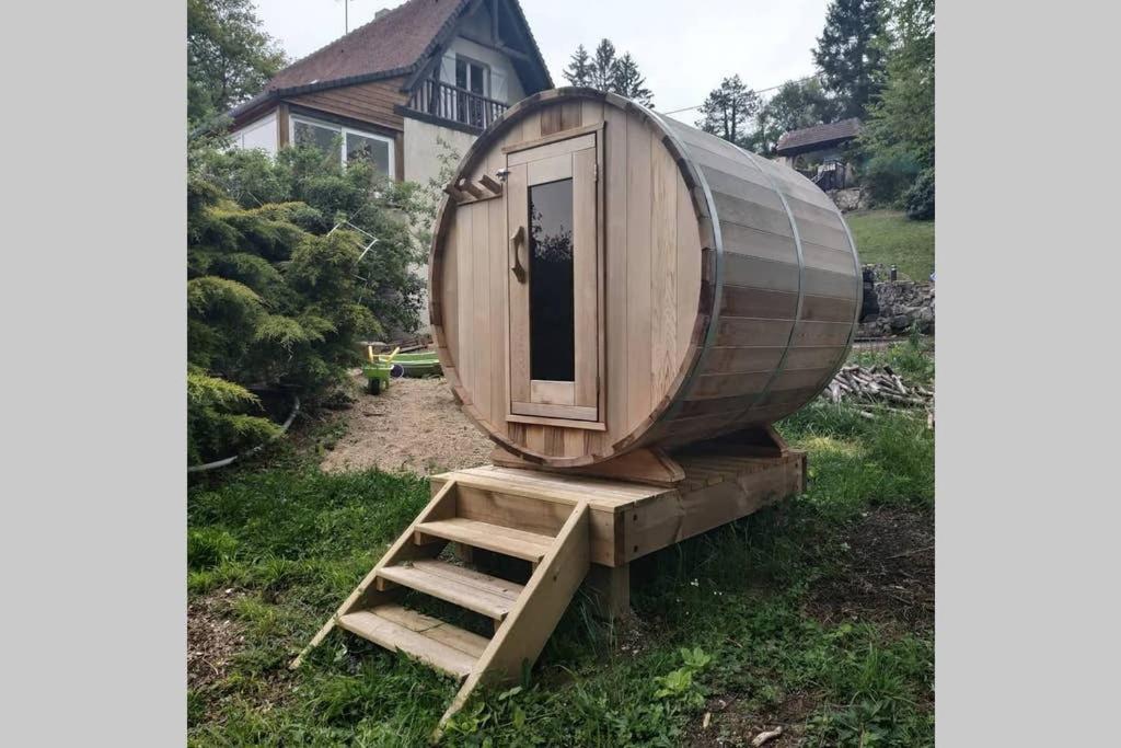a wooden hobbit house on a trailer with a ladder at Charme Z'Aisne in Louâtre