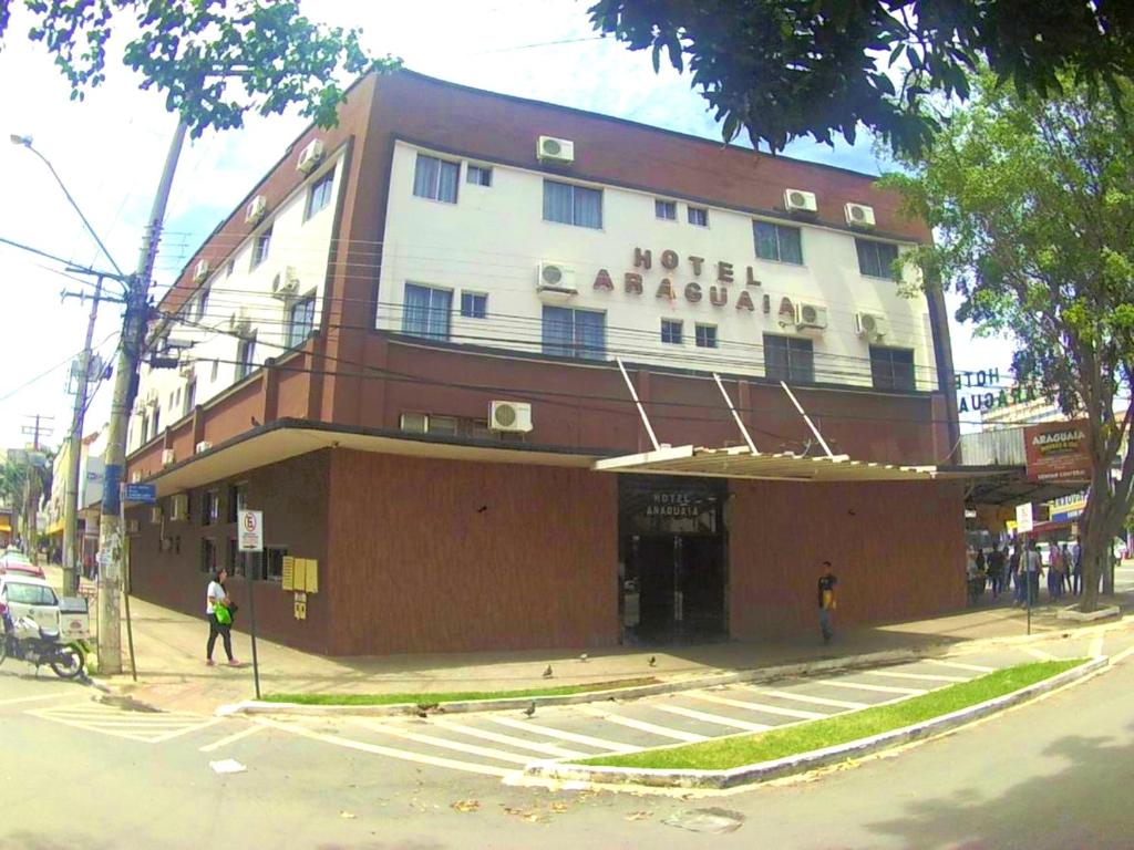 a building on the corner of a street at Hotel Araguaia Goiânia in Goiânia