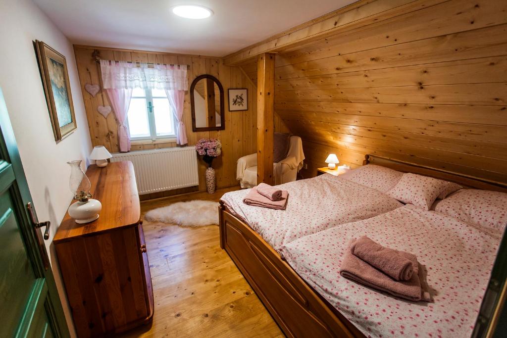 Voodi või voodid majutusasutuse Chalupa Šárka toas