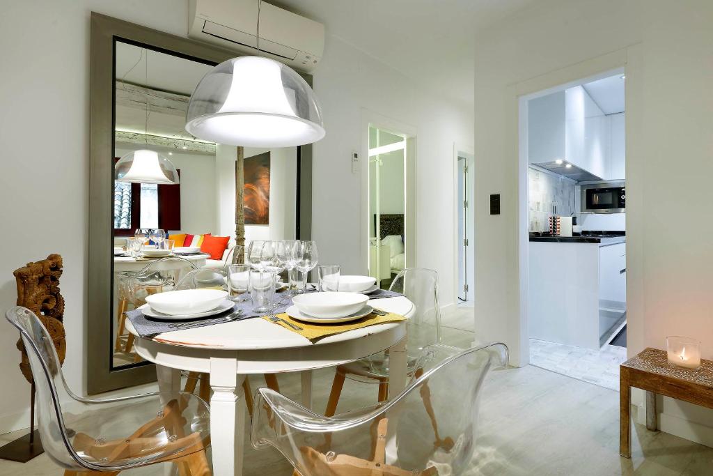 A kitchen or kitchenette at Art Chapiz Apartments