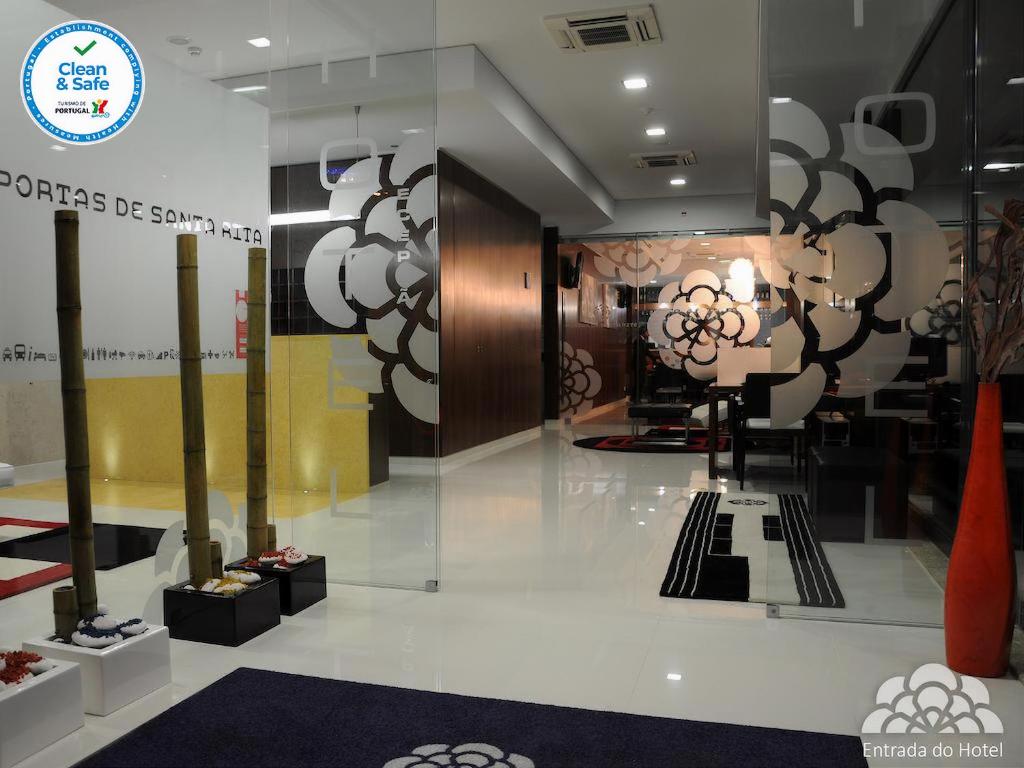 a lobby with a store with a table and chairs at Hotel Portas De Santa Rita in Ermesinde