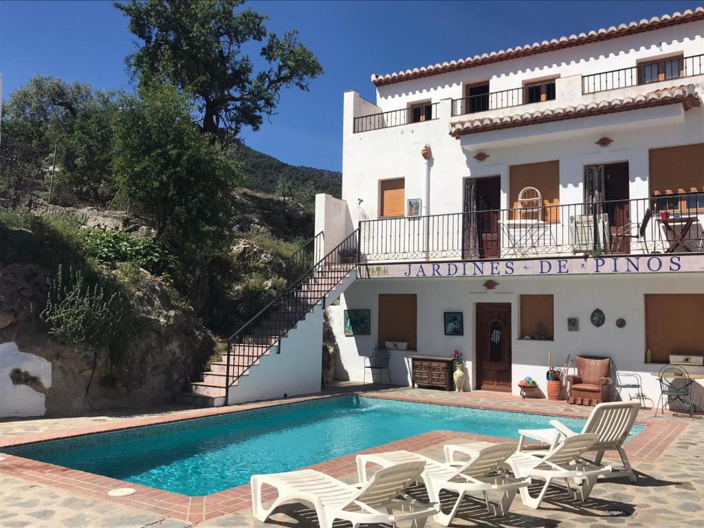 Villa con piscina frente a un edificio en Casa San Sebastian, en Pinos del Valle