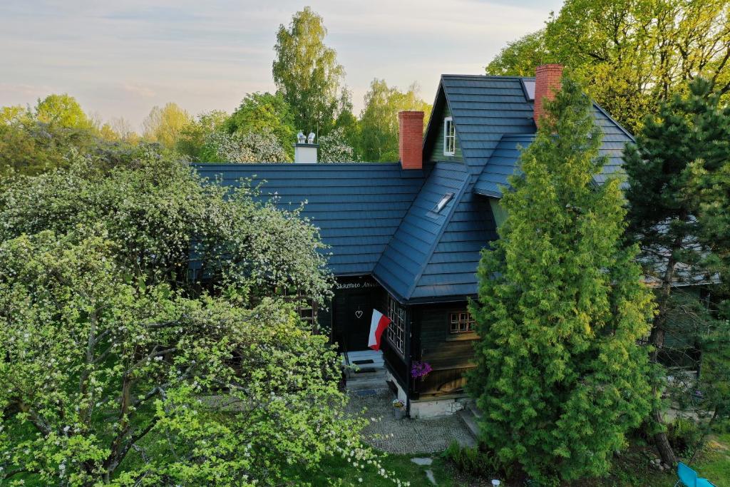 カジミエシュ・ドルニにあるSkrzydło Aniołaの青屋根の家屋