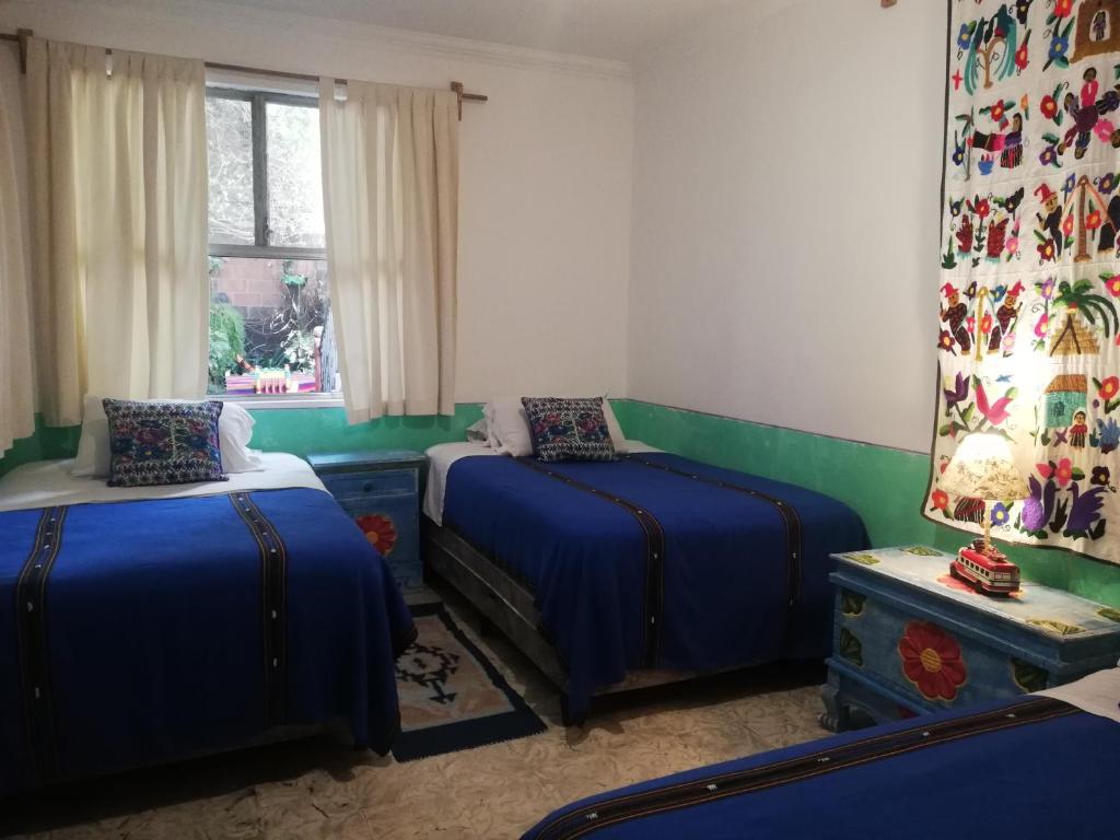 Katil atau katil-katil dalam bilik di Yellow House Hostel B&B