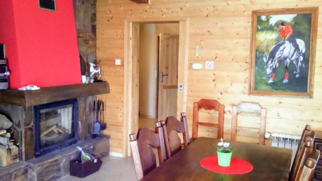 Posedenie v ubytovaní Świerkowe Chatki - Apartament Kominkowy