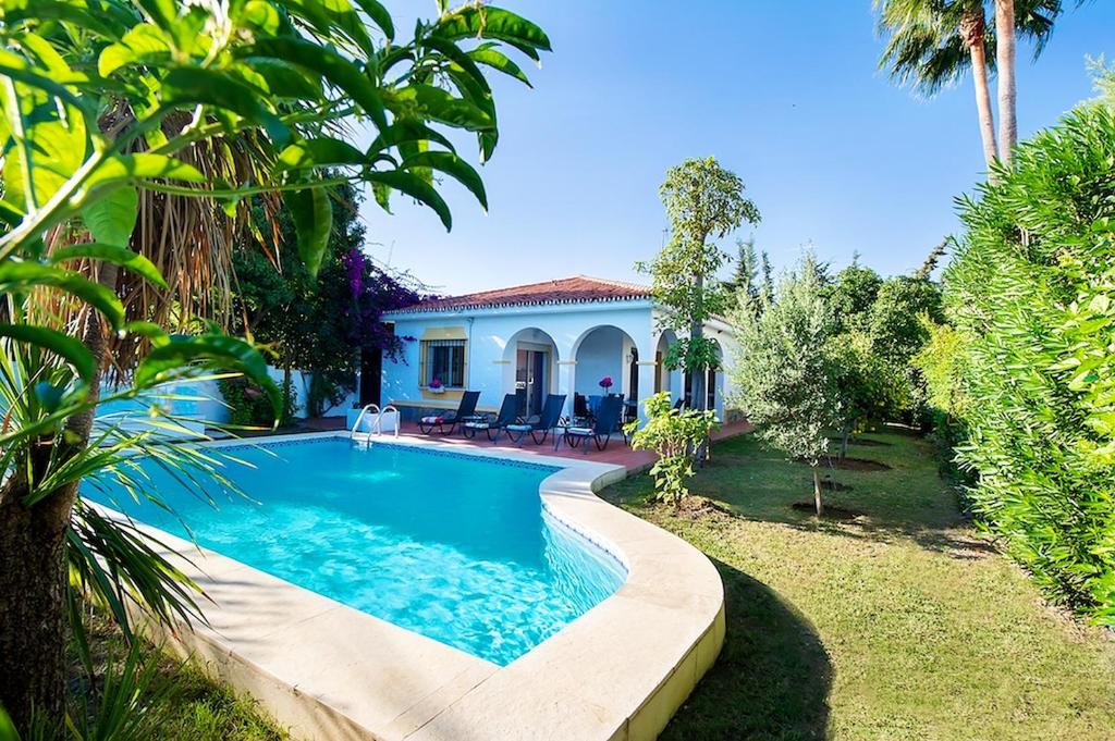 basen przed domem w obiekcie Villa Linda Vista w Marbelli