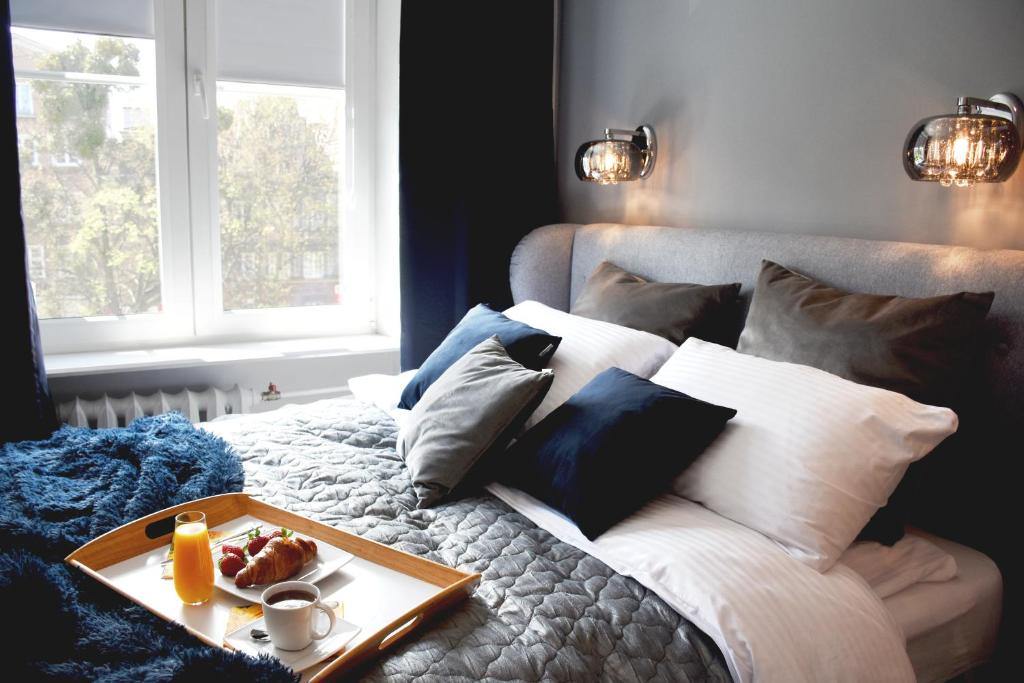 מיטה או מיטות בחדר ב-Ideal Apartments Przy Bazylice Mariackiej