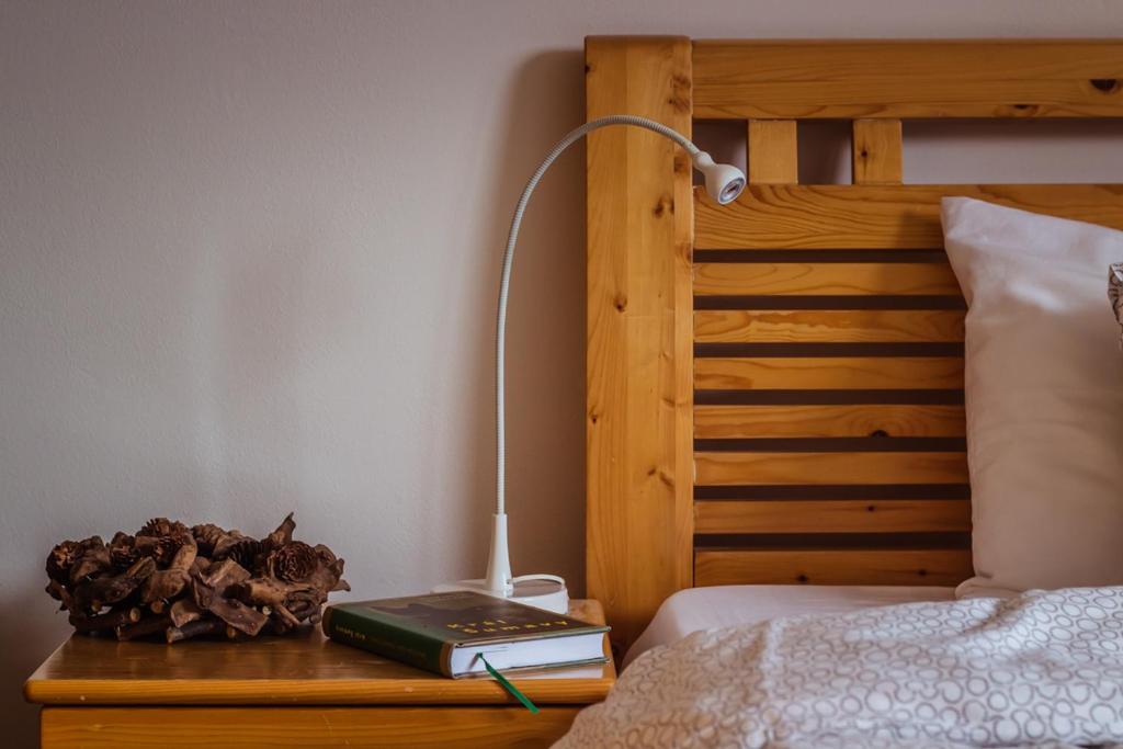 Postel nebo postele na pokoji v ubytování Rodinný apartmán v srdci Šumavy