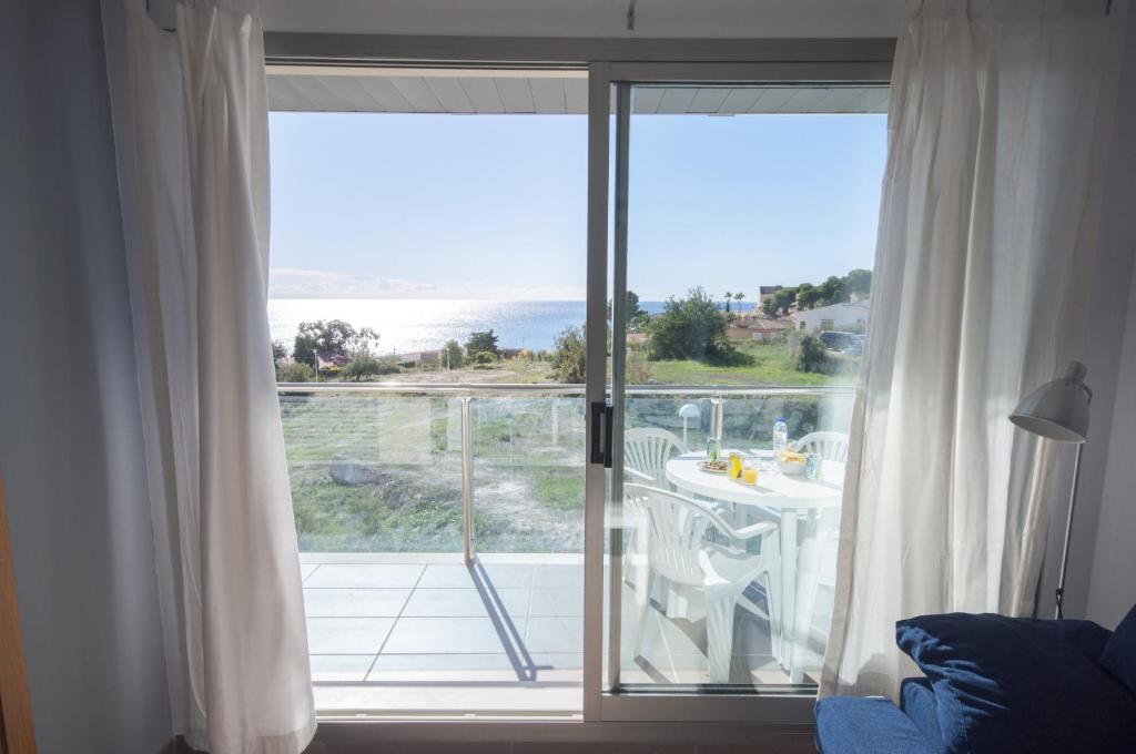 カルプにあるHomeincalpe Borumbotの海の景色を望むガラスのスライドドアが備わる客室です。