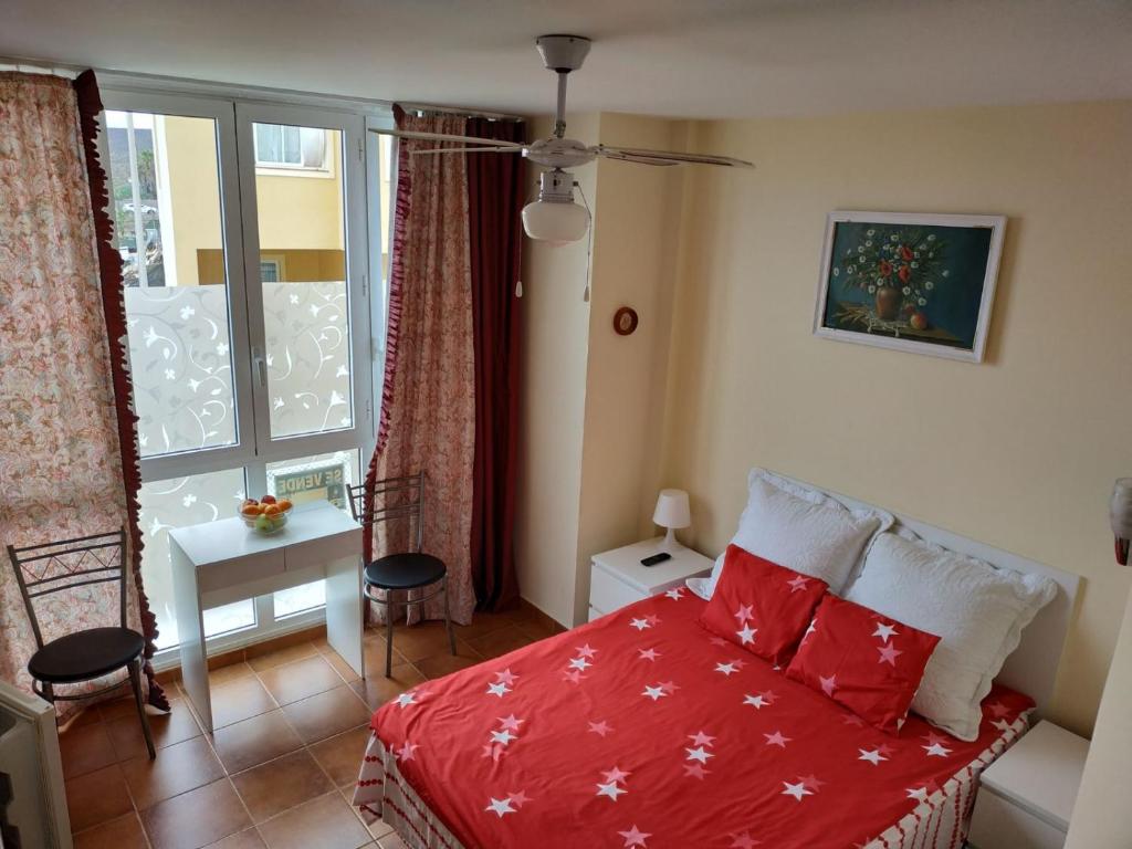 Ένα ή περισσότερα κρεβάτια σε δωμάτιο στο Habitación con refrigerador propio cerca del aeropuerto