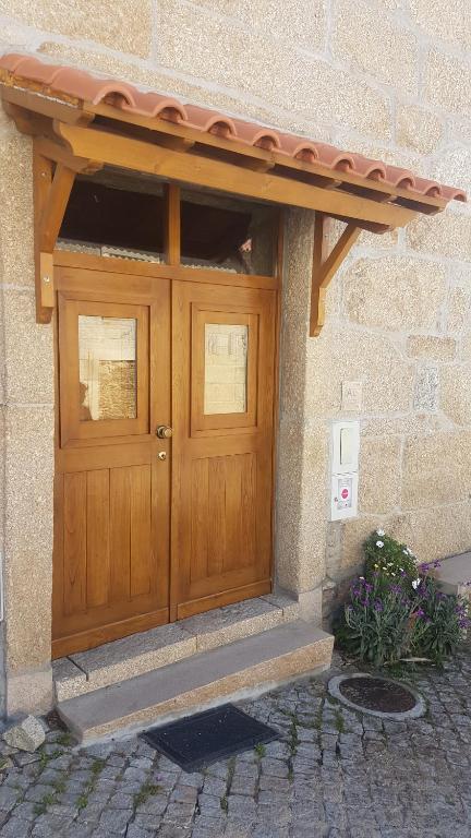 una porta di legno sul lato di un edificio di Olhares do Douro "A casa do Avô Zé" a Foz do Sabor