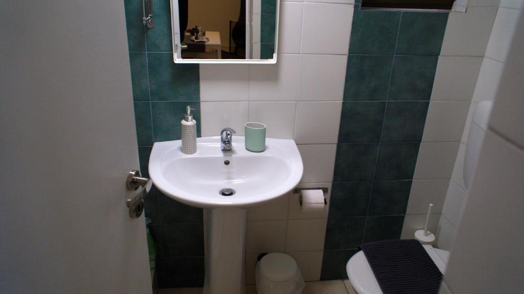 A bathroom at Helen's Welcoming & cozy flat