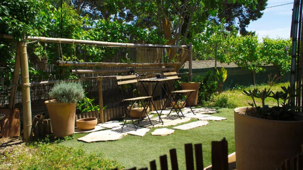 A garden outside Helen's Welcoming & cozy flat