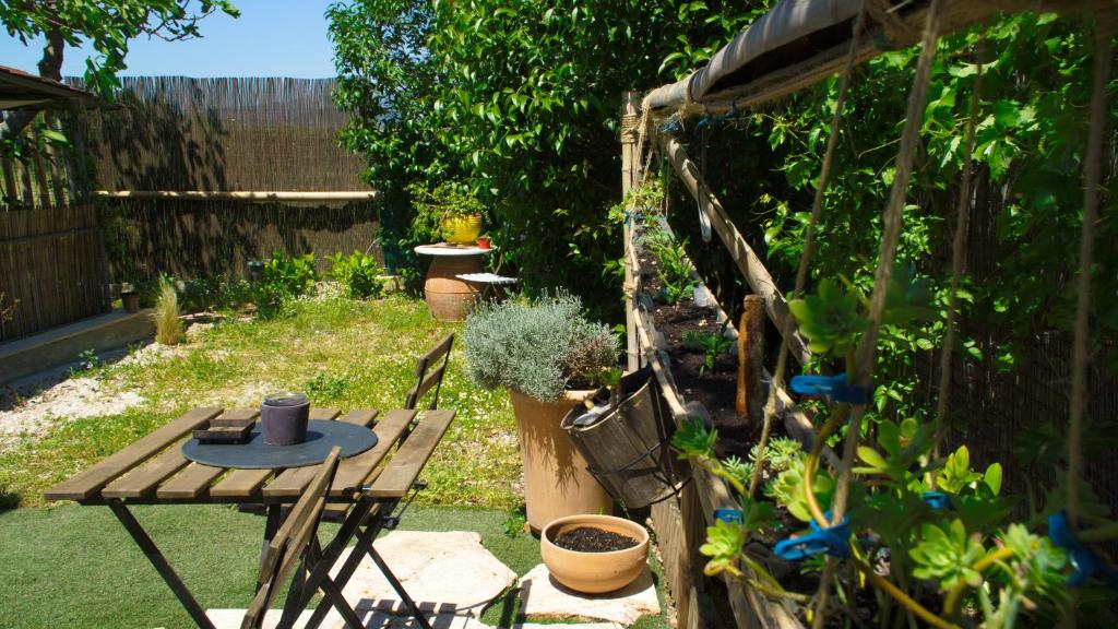 A garden outside Helen's Welcoming & cozy flat