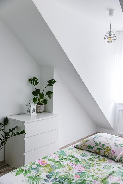 Posteľ alebo postele v izbe v ubytovaní Apartament w centrum