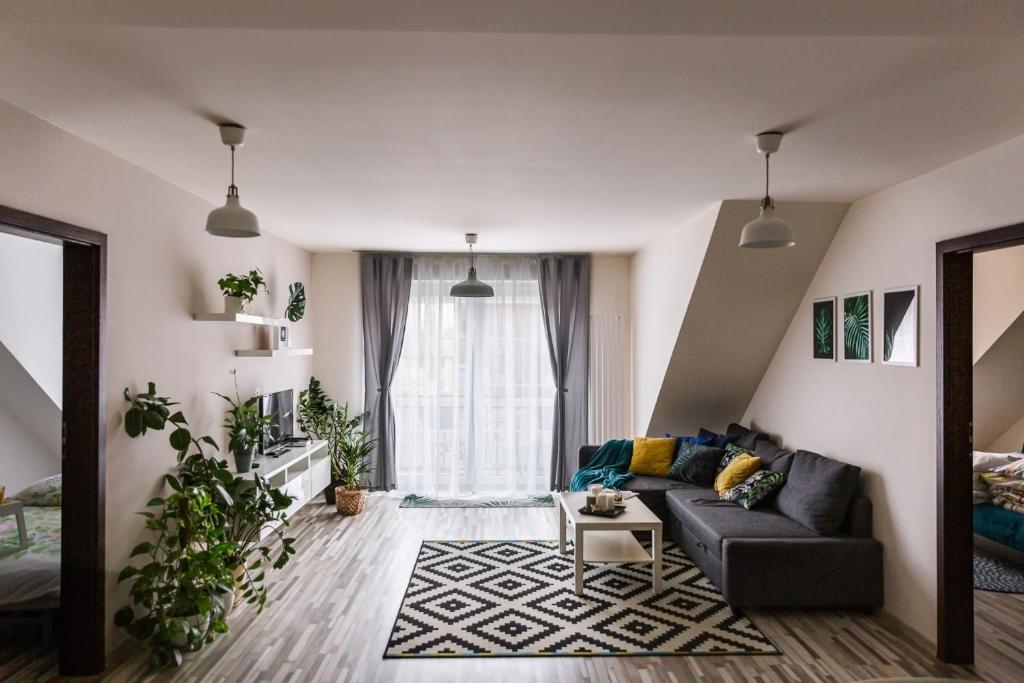 ein Wohnzimmer mit einem Sofa und einem Tisch in der Unterkunft Apartament w centrum in Ustrzyki Dolne