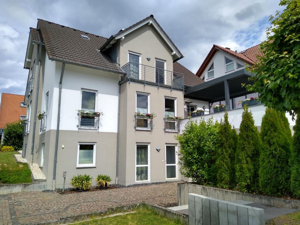 Cette grande maison blanche dispose de fenêtres et de balcons. dans l'établissement Ferienapartment Schlosser, à Diez