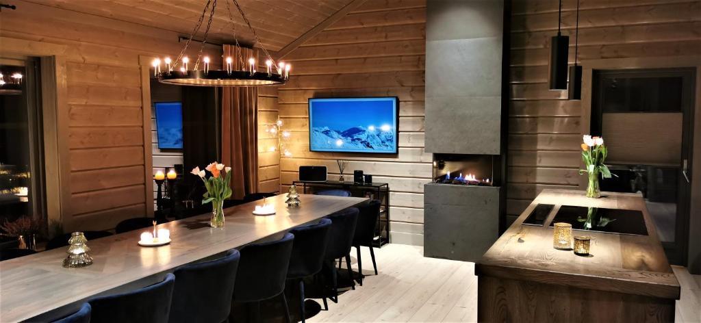 um restaurante com um longo bar com cadeiras e uma lareira em Timblalodgen em Sogndal