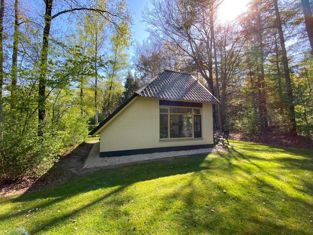 een klein huis midden in een tuin bij Marry's boshuisje in Dalfsen