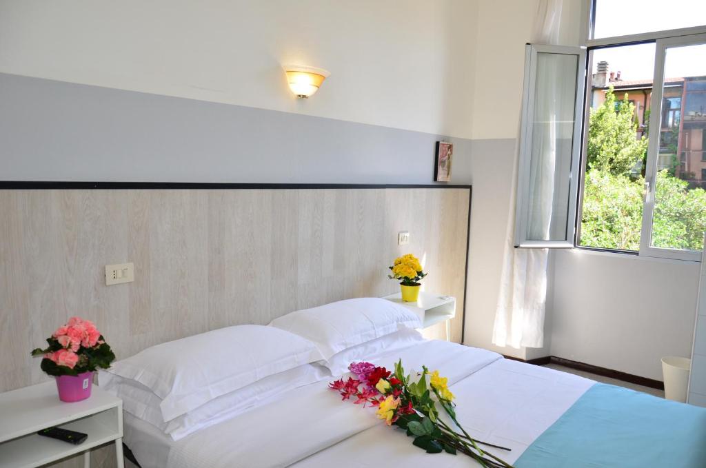 
Tempat tidur dalam kamar di Hotel New Milan
