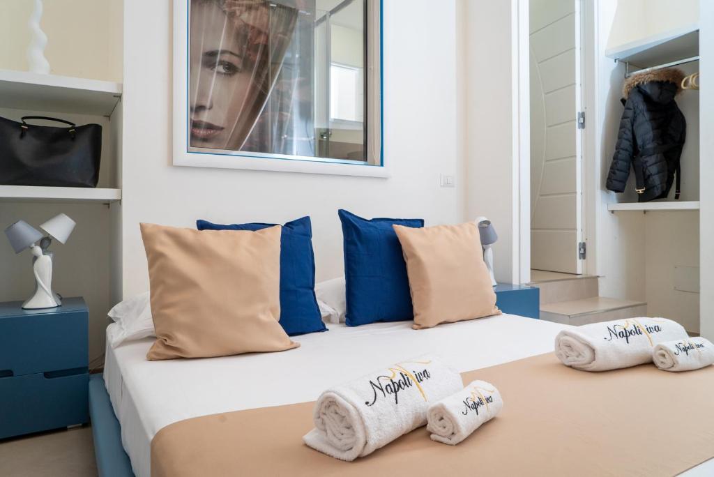 een slaapkamer met een bed met handdoeken erop bij NapoliViva in Napels