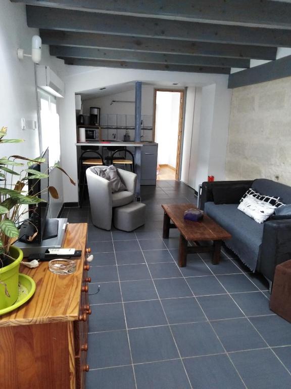 un salon avec un canapé et une table dans l'établissement Apartment Gwendoline, à Amboise