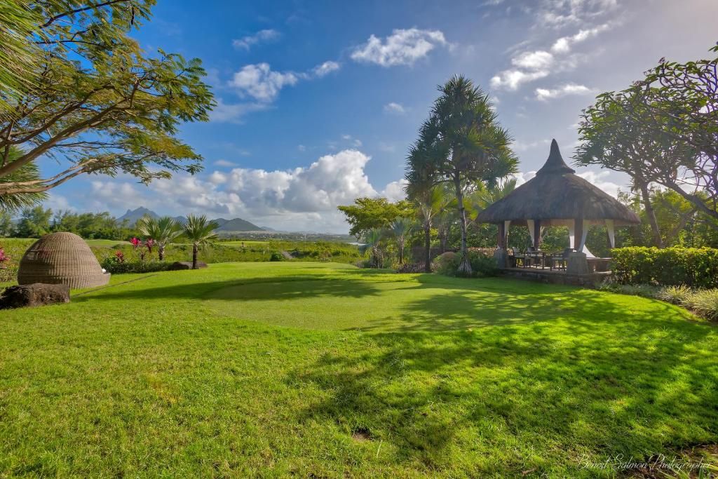 Zahrada ubytování Bubble Lodge Ile aux Cerfs Island