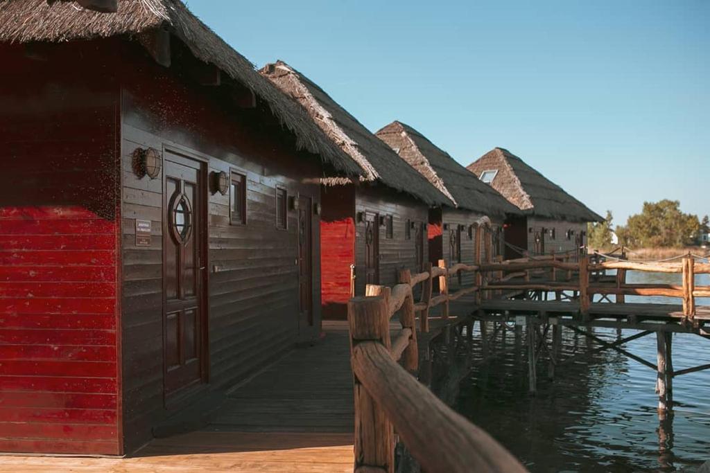una fila di capanne in legno sull'acqua di Bora Bora na Slnečných jazerách a Senec