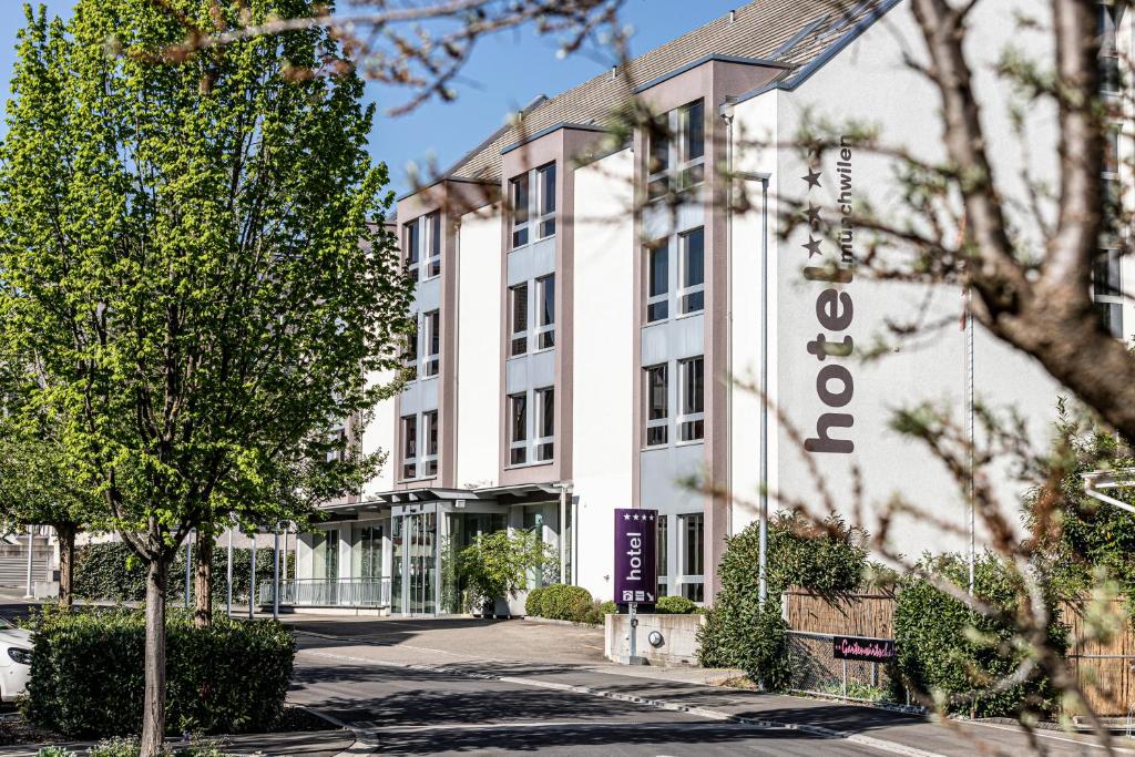 a building with a sign that reads noosa at Hotel Münchwilen in Wil