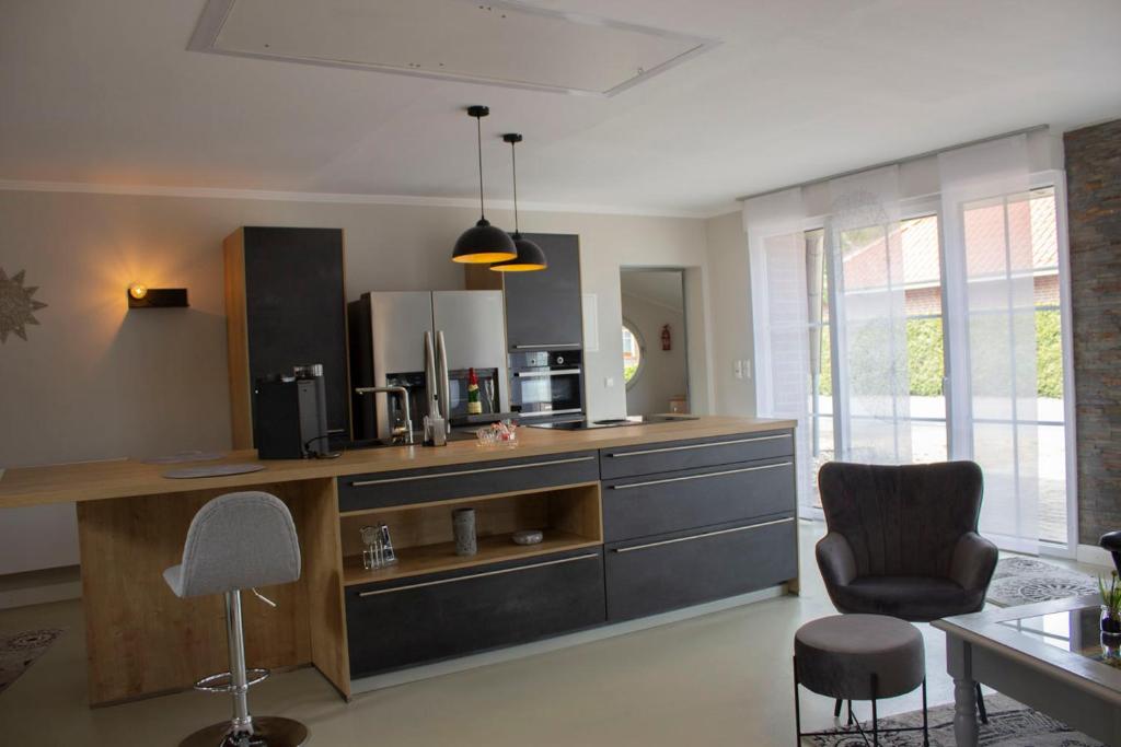 a kitchen with a counter and a table and chairs at Ferienwohnung Sofia in Papenburg