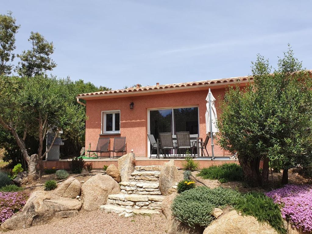 Ein Haus mit einem Garten und einer Terrasse in der Unterkunft Mini-villas Célia à BONIFACIO in Bonifacio