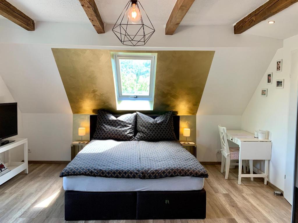 um quarto com uma cama e uma janela em Ferienwohnung Pichler em Feistritz im Rosental
