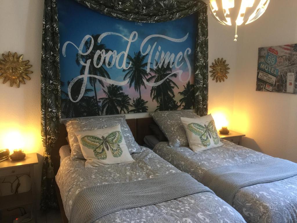 a bedroom with two beds and a sign that reads good times at Sunshine Cottage in Waldsolms