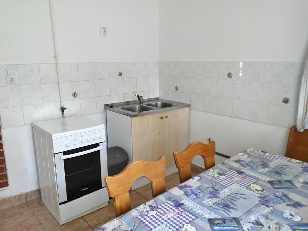 Kuchyň nebo kuchyňský kout v ubytování Jankó Apartman
