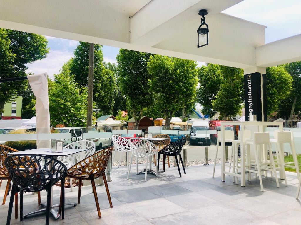 Reštaurácia alebo iné gastronomické zariadenie v ubytovaní Mifi Apartman Balatonlelle