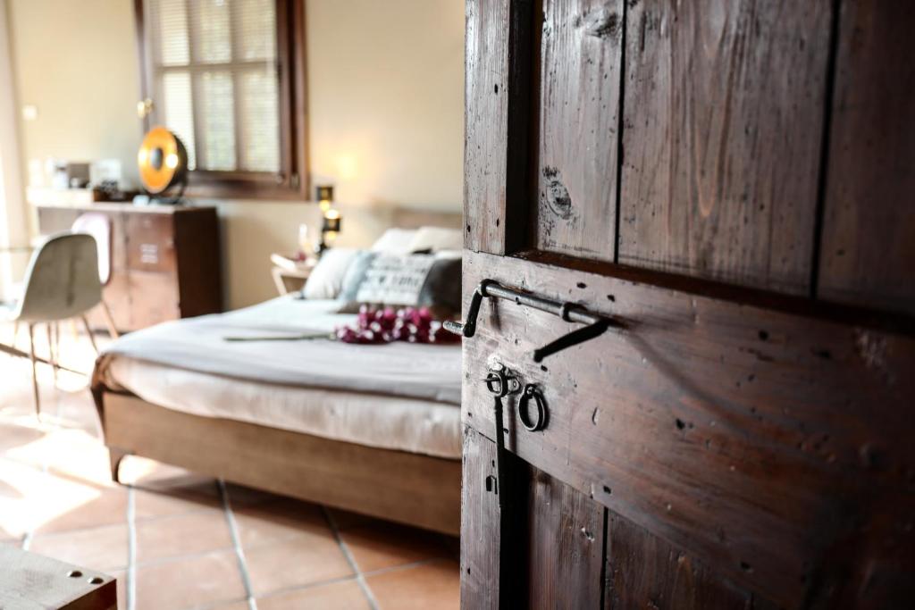 a bedroom with a bed with a wooden door at Maison Silvia in Villorba