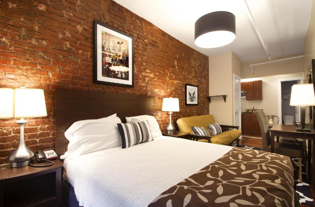 1 dormitorio con cama y pared de ladrillo en Hotel 309, en Nueva York