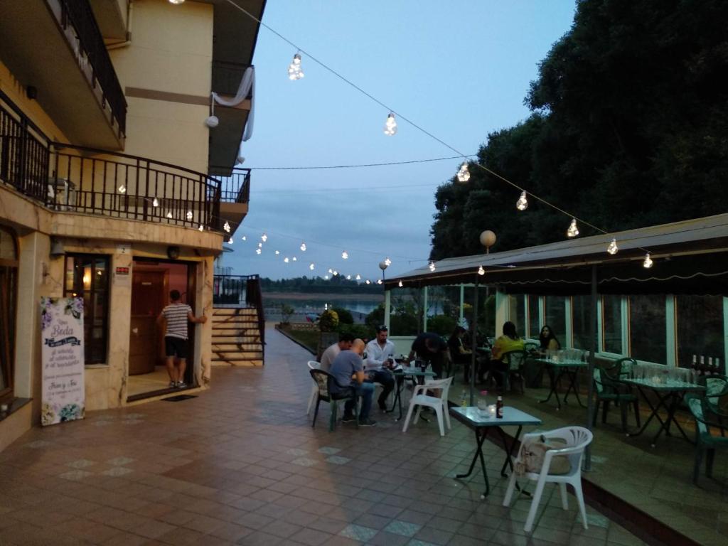 Reštaurácia alebo iné gastronomické zariadenie v ubytovaní Hotel Villa
