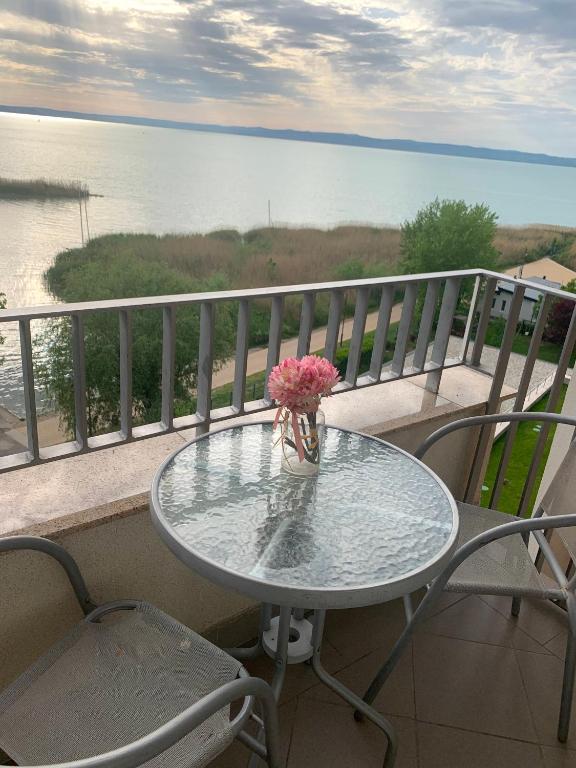 Club218 Holiday Apartman Siófok - Apartment With Lake View