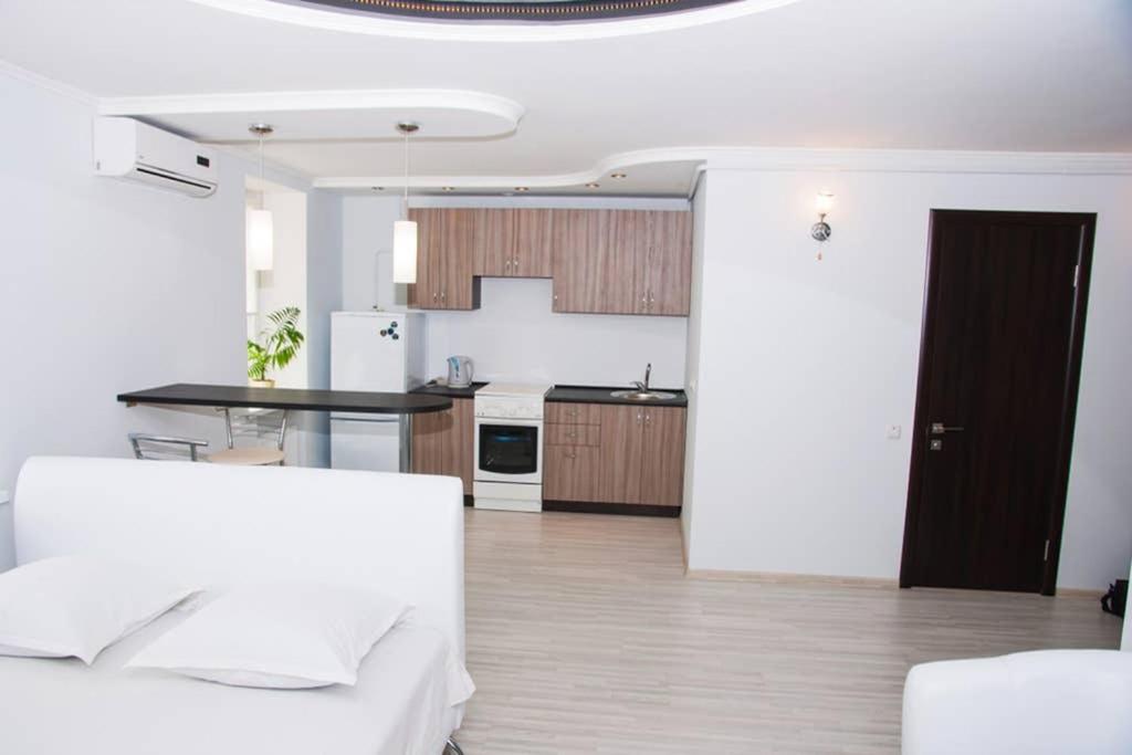 un soggiorno con cucina bianca e tavolo di Студія, вул. Сумгаїтська, 24, центр ПЗР a Čerkasy