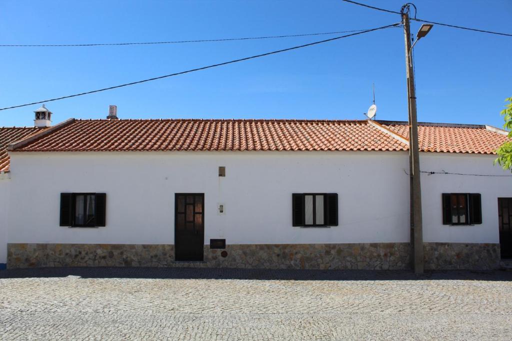 a white building with a red roof at Casa do Povo in Gomes Aires