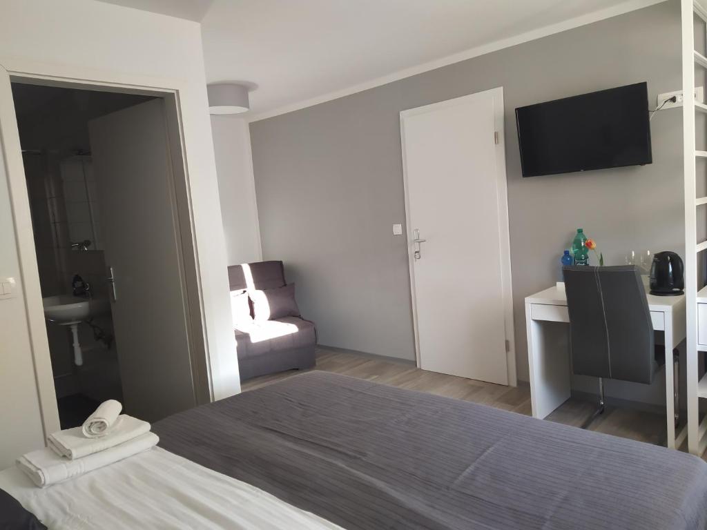 Apartment Trubarjeva33, near Ljubljana, free parking - Triple Room With Bathroom
