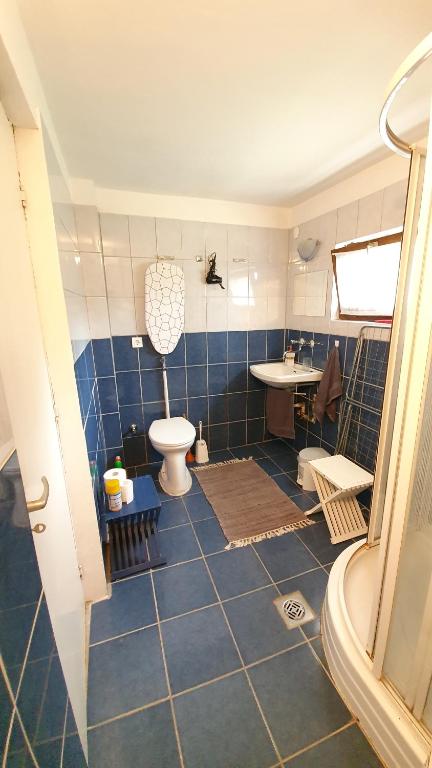 Koupelna v ubytování Kilátás a tóra Apartman