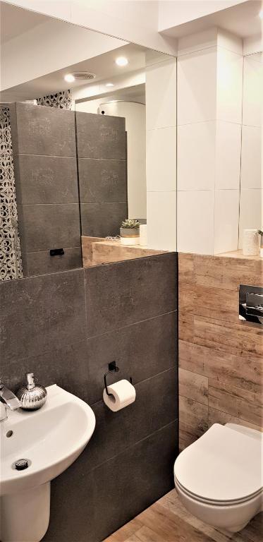 Kúpeľňa v ubytovaní APARTAMENT CENTRUM PARK ul WASZYNGTONA